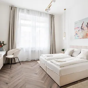 Apartment E13 - Grand Boulevard Heritage - Location By Bqa, Budapest